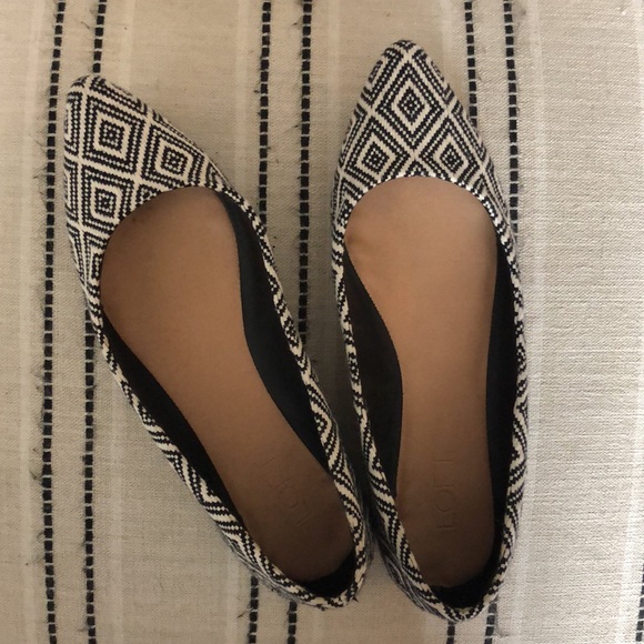 Black & White Pointed Toe LOFT Flats - Picture 2 of 8